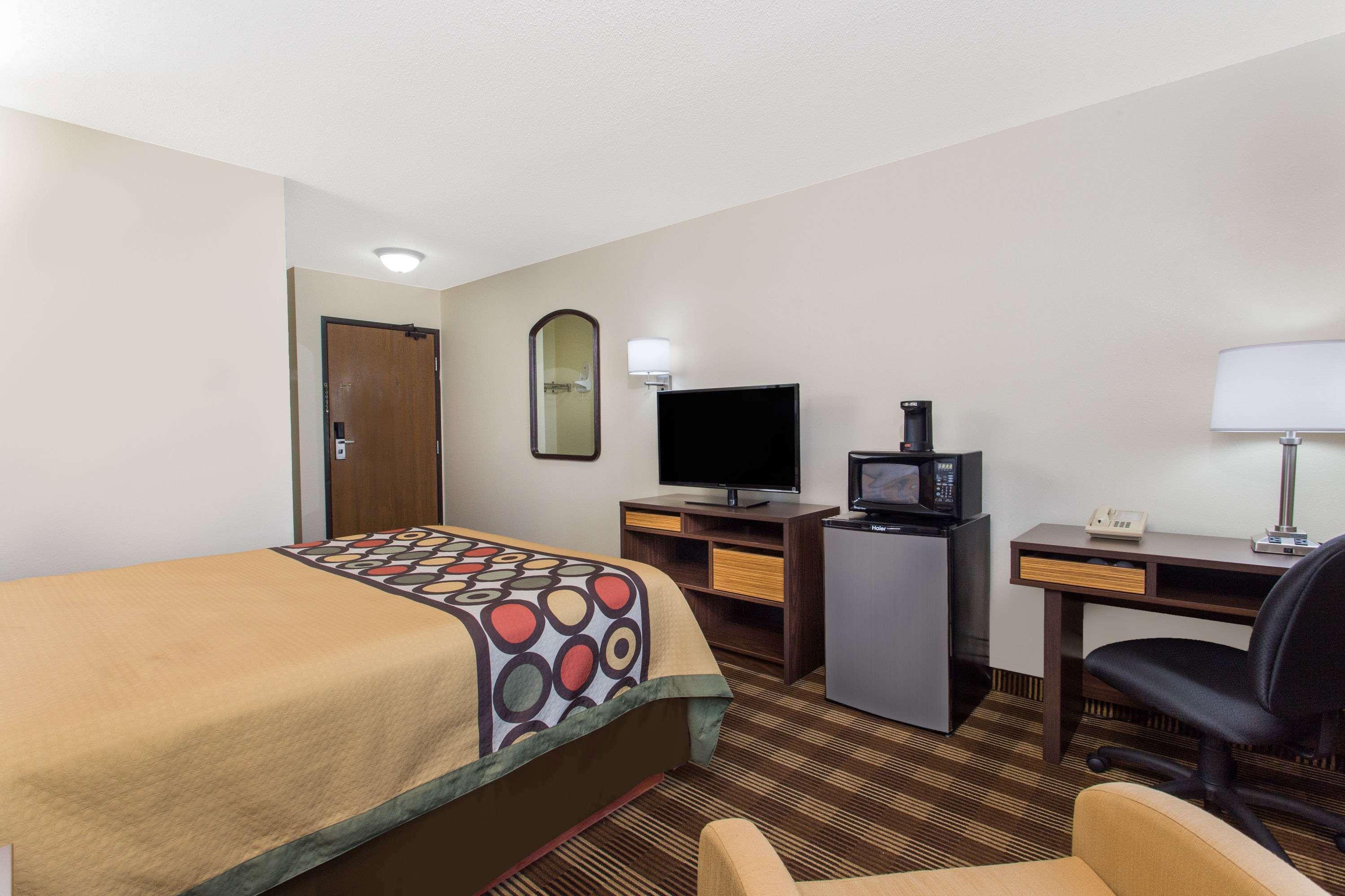 Super 8 By Wyndham Eau Claire I-94 Motel Екстериор снимка