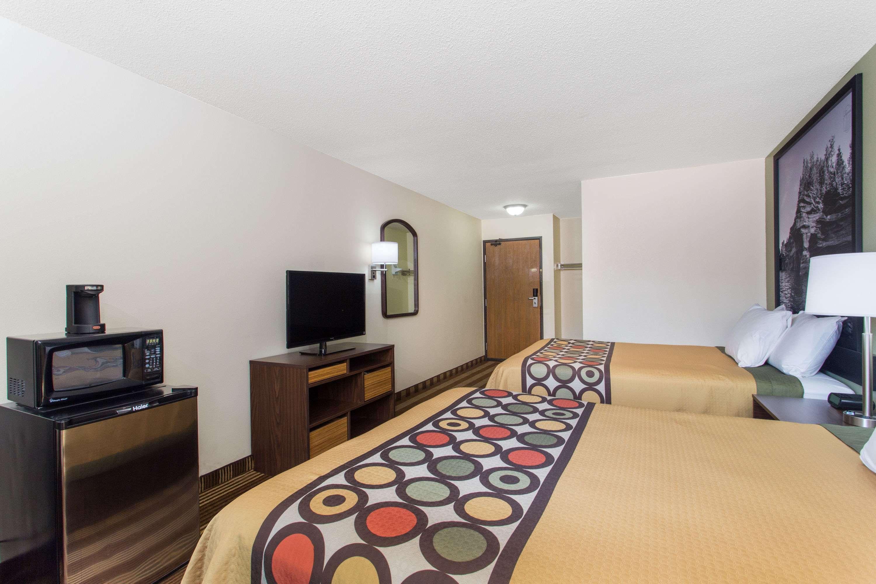 Super 8 By Wyndham Eau Claire I-94 Motel Екстериор снимка