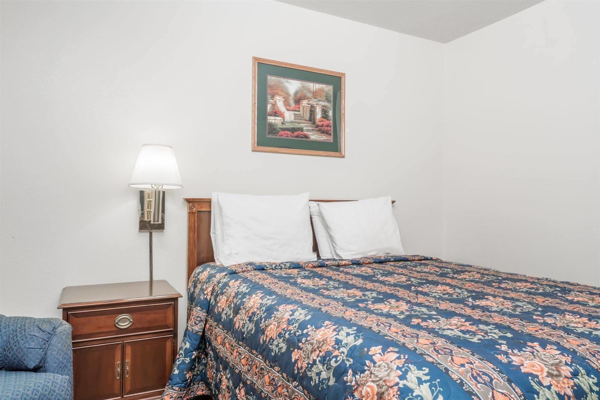 Super 8 By Wyndham Eau Claire I-94 Motel Екстериор снимка